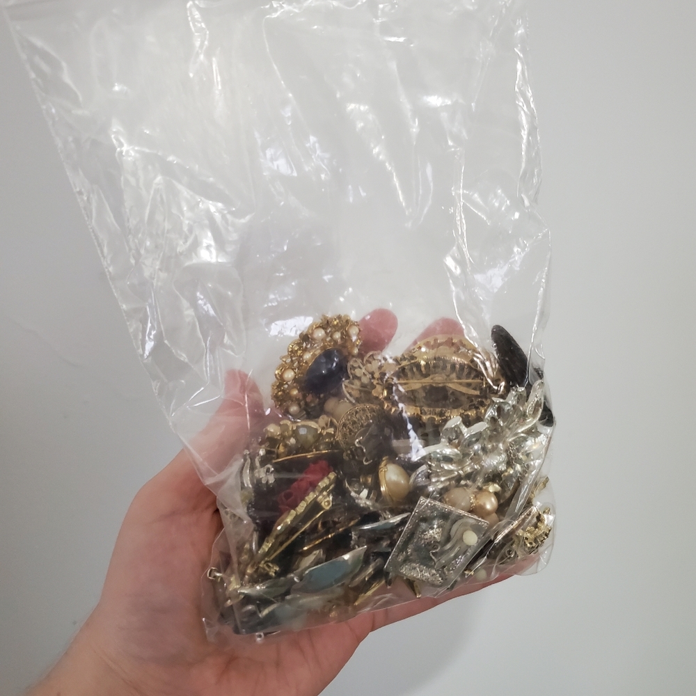 🌹Small Bag of Gorgeous Vintage Costume Jewelry